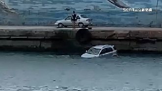 疑會車不慎！7旬翁開車墜富岡漁港