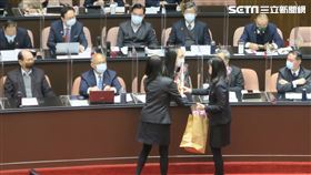 三八婦女節，立法院上午送花給行政院官員。（圖／記者盧素梅攝影)