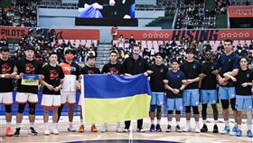 PLG富邦勇士捐60萬助烏克蘭  塞瑟夫表達感謝俄烏戰火延續，PLG台北富邦勇士7日宣布，團隊將捐款新台幣60萬元給台灣世界展望會的烏克蘭專戶，來自烏克蘭的洋將塞瑟夫對此表達感謝。圖為6日賽前特別舉辦為烏克蘭祈福儀式。（台北富邦勇士提供）中央社記者黃巧雯傳真  111年3月7日