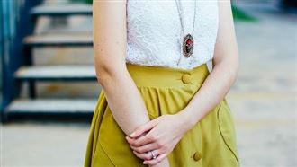 談公事走太近…男同事「強摟人妻」險被關