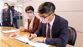 鍾佳濱、太太楊茹憶（鍾佳濱辦公室提供）