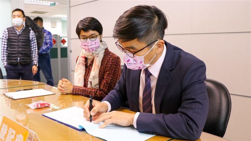 屏東初選開戰　鍾佳濱帶「大咖」登記
