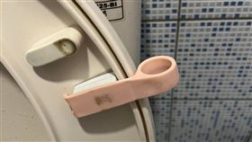 原PO在萊爾富廁所看到特別的馬桶裝飾，好奇詢問是什麼用途？（圖／翻攝自《爆廢公社二館》）