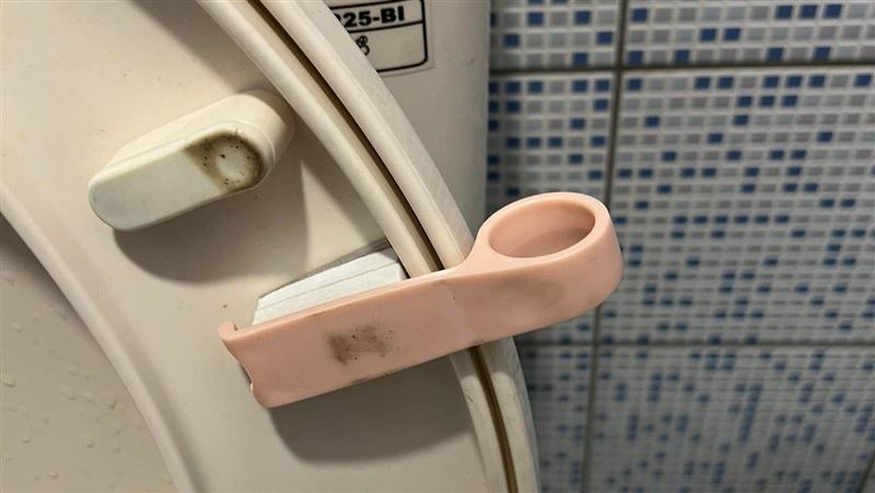 超商馬桶見粉色柱狀體　老司機揭用途