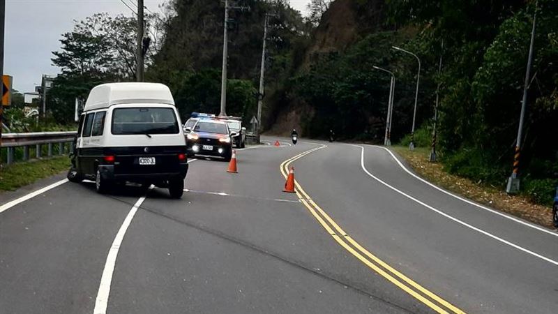 黃姓員警駕駛的警備車擦撞護欄後停下。（圖／翻攝畫面）