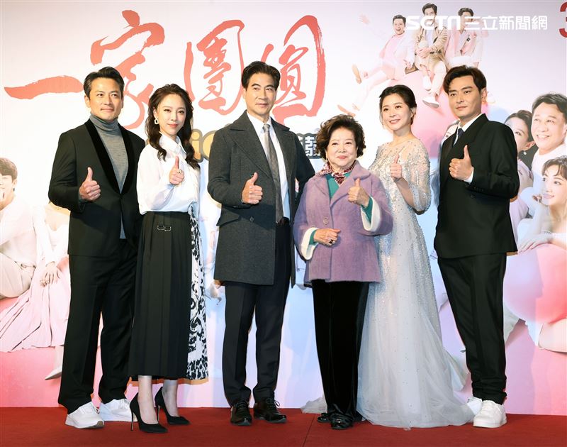 翁家明、李燕、陳冠霖、陳淑芳、江宏恩等演員出席「一家團圓」首映會。（記者邱榮吉/攝影）