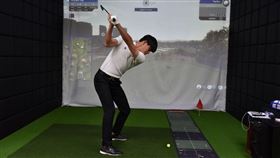 ▲屏東大學智能高爾夫模擬教室8日揭牌，體育室主任林瑞興表示，高爾夫的未來發展，絕對少不了「智能高爾夫模擬器」的應用。（圖／中央社）