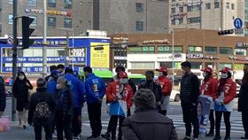 	韓國總統候選人差異度低 選情難捉摸執政黨共同民主黨便面臨變天危機，共同民主黨李在明與最大在野黨國民力量尹錫悅民調支持度至最後一刻都維持在誤差範圍內的極小差距，專家都認為選舉結果難以預測。圖為兩黨同時在首爾鬧區路口拉票。中央社記者廖禹揚首爾攝 111年3月8日