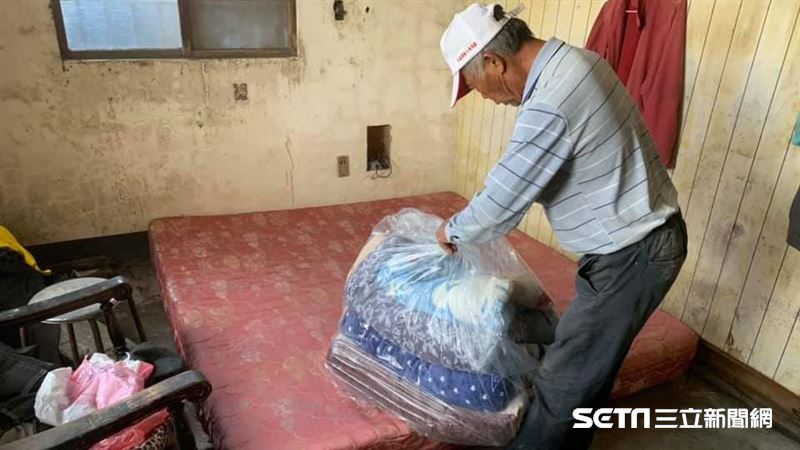 獨／父早逝母打工養孩　村長幫付學費