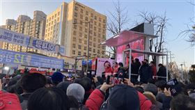 韓國總統大選展開競選活動期  選民熱情參與韓國總統大選競選活動期正式展開，選民不畏疫情熱情參與。圖為韓國最大在野黨國民力量黨總統候選人尹錫悅17日於首爾舉行造勢活動。中央社記者廖禹揚首爾攝  111年2月20日