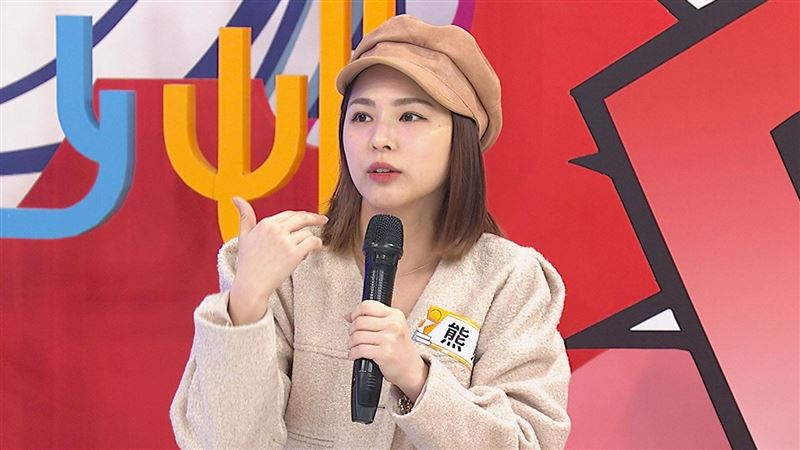 啦啦隊女神慘摔　裙底龍鳳內褲全露