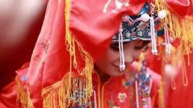 女出嫁叫乾隆讓路！乾隆一語讓她臉紅