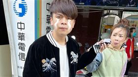 蔡阿嘎也跟上時事梗，PO出要到門市換門號，但其實出現就是現在的老婆嘎嫂。（圖／翻攝自臉書）