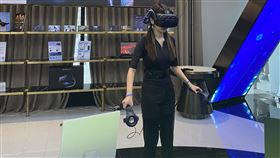 實況主PY.姵儀於HTC VIVERSE體驗館體驗VIVERSE世界。（圖／宏達電提供）