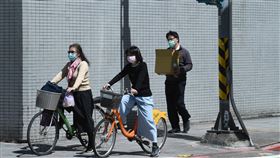 回溫解凍  台北街頭好天氣（1）中央氣象局指出，強烈大陸冷氣團及輻射冷卻影響下，8日清晨西半部及東北部天氣偏冷，白天氣溫回升。圖為台北市街頭民眾騎腳踏車外出。中央社記者趙世勳攝  111年3月8日