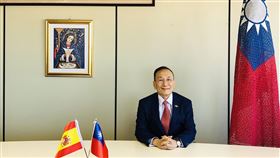 疫情影響  駐西班牙代表處以線上活動取代酒會受到疫情影響，駐西班牙代表處以線上活動取代酒會，駐西代表劉德立在線上國慶談話中強調自由、民主及人權是台灣的基因，並期望台西雙邊關係再創新猷。（駐西班牙代表處提供）中央社記者曾婷瑄巴黎傳真　109年10月10日