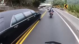 加長型靈車山路狂飆「連轉2盲彎」 網驚：阿公！要抓緊囉（圖／翻攝自抖音kak86101456）