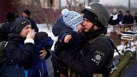 「爸爸不能走！」烏克蘭男童哭喊緊抱　媽帶兒強撤心碎了（圖／路透社）