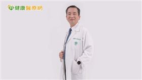 醫師說，預防脊椎退化首要改變不良姿勢，避免翹腳、彎腰、搬重物等傷腰行為，建議訓練核心肌群，肌肉越有力量，脊椎越不容易受傷。