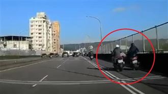 惡意踹機車害頭著地摔車！本人找到了