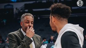 ▲柯瑞爸（Dell Curry）賽前和柯瑞弟（Seth Curry）相見歡。（圖／翻攝自籃網推特）