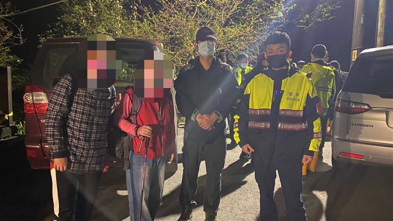 2婦淡水賞櫻迷途　警摸黑上山救援