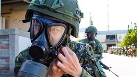 行軍過程中，召員依連長下達演練課目進行遭遇毒氣狀況處置。（圖／軍聞社提供）