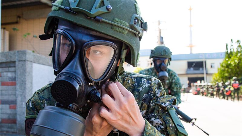 最硬教召第5天  行軍戴上防毒面具
