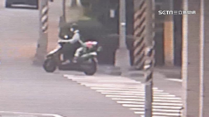 國小童仰躺機車後座！警：可開罰