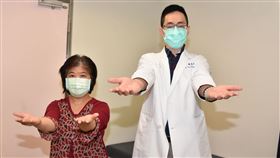 陳彥中醫師（右）表示，「手、嘴、說」口訣中，「手」- 雙手平舉，看有沒有單側瞬間無力狀況發生。（圖／彰基提供）