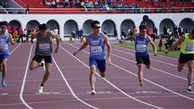 楊俊瀚百米飆出10秒04  惜超風速不列全國紀錄「台灣最速男」楊俊瀚（中）9日在新北市全國青年盃田徑公開賽公開男子組100公尺決賽飆出10秒04摘金，但因超風速（+2.9m/s），不列入全國紀錄。中央社記者黃巧雯攝  111年3月9日