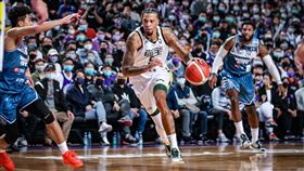 PLG麥卡洛領軍  新北國王擊敗攻城獅台灣職業籃球聯盟P. LEAGUE+新北國王13日與新竹街口攻城獅交手，歷經開賽慢熱，第3節靠著洋將麥卡洛（持球者）挺身而出，最終以97比92奪勝。（P. LEAGUE+提供）中央社記者黃巧雯傳真  111年2月13日