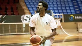 ▲高雄鋼鐵人美籍新洋將哈里斯（MannyHarris）3月8日解除居檢。（圖／高雄鋼鐵人球團提供）