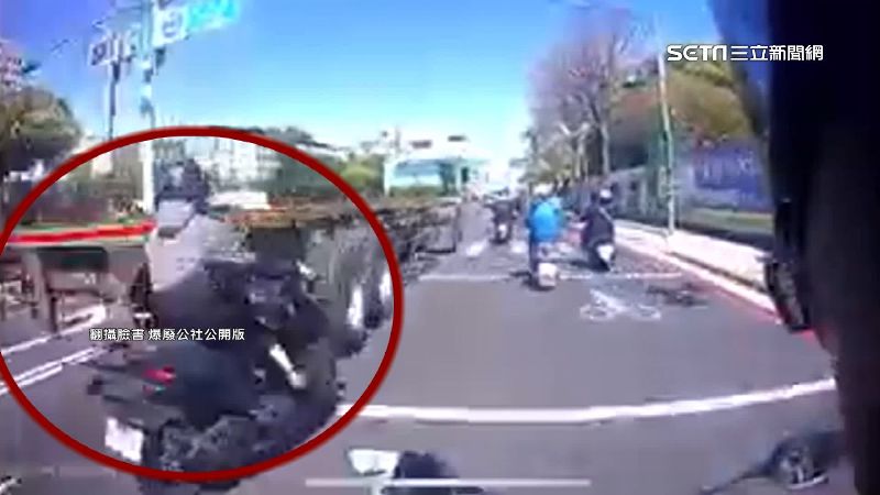 騎士鑽車縫不成　擦撞拖板車當場彈飛