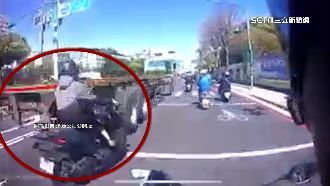 騎士鑽車縫不成　擦撞拖板車當場彈飛