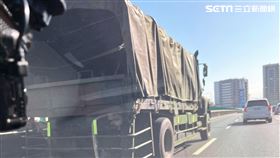 陸軍裝甲第542旅軍用卡車在市民高架橋擦撞BMW轎車後逃逸。（圖／民眾提供）