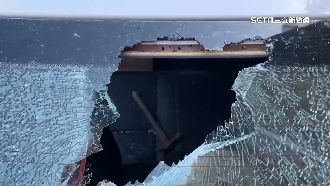 工地鐵鎚掉落砸轎車　險傷車內女駕駛