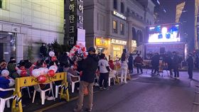 韓出口民調：在野黨尹錫悅估以48.4%得票率險勝韓國9日舉行第20屆總統大選投票，三大主要電視台在投票結束後的出口民調顯示，在野黨國民力量候選人尹錫悅可能以48.4%得票率獲勝。圖為國民力量黨部前等待開票結果的支持者。中央社記者廖禹揚首爾攝  111年3月9日