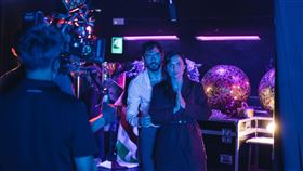 《丟包大作戰》劇照02 西班牙演員帕可李昂和蜜倫伊巴古倫新片飾演夫妻，硬闖女兒舞會尷尬熱舞（圖／威視提供）