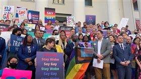 美國佛州8日通過法案，禁止在低年級課堂談論性傾向與性別認同。圖為民眾在國會大廈外抗議。（圖／翻攝自twitter.com/equalityfl）
