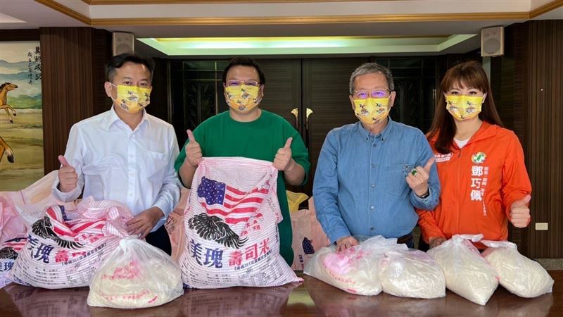綠選將鄧巧佩贈白米　力助弱勢棒球隊