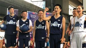 蔣萬安打籃球(圖／翻攝台北市議員李柏毅《李柏毅 毅心為您》臉書粉專)