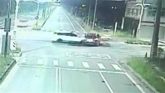畫面曝光！黑車遭攔腰撞翻變形釀5傷