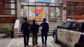 郭姓男子近日在八德某國小外搭訕女童，還試圖強拉孩子上車，被依法偵辦 。（圖／翻攝畫面）