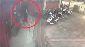 曹格到派出所應訊 翻攝畫面