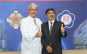 陳威明院長(左) 政大郭明政校長(右)合影（圖／台北榮總提供）