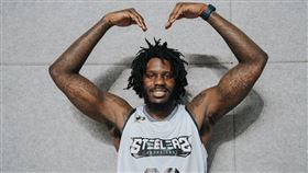 ▲白色情人節主題週，球迷有機會和班尼特「擊掌傳情」。（圖／高雄鋼鐵人球團提供）