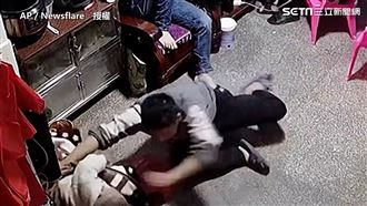 兒子翻身險墜地　爸爸機靈神救援超狂