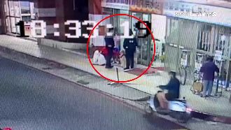 母女遛狗驚魂　陌生男隨機攻擊多路人