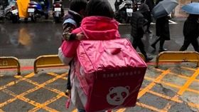 ▲一名媽媽一早帶著孩子外送，連早餐都還沒吃，令人心疼。（圖／翻攝臉書「爆廢公社二館」社團）